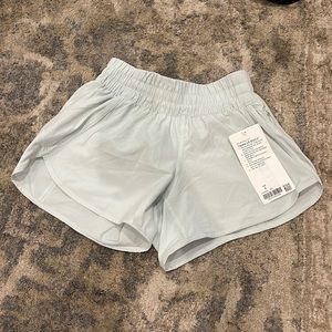 Lululemon tracker LR short 4” NWT